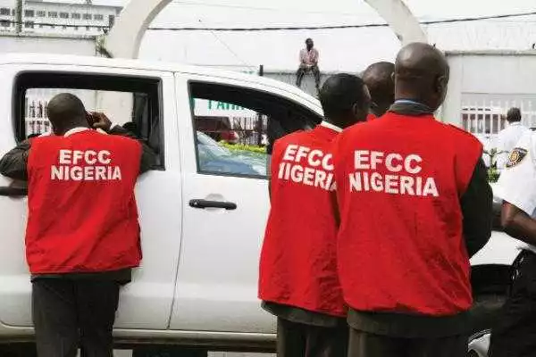 EFCC Discovers Over N400M An Abandoned Bureau De Change In Lagos (Photos, Video)